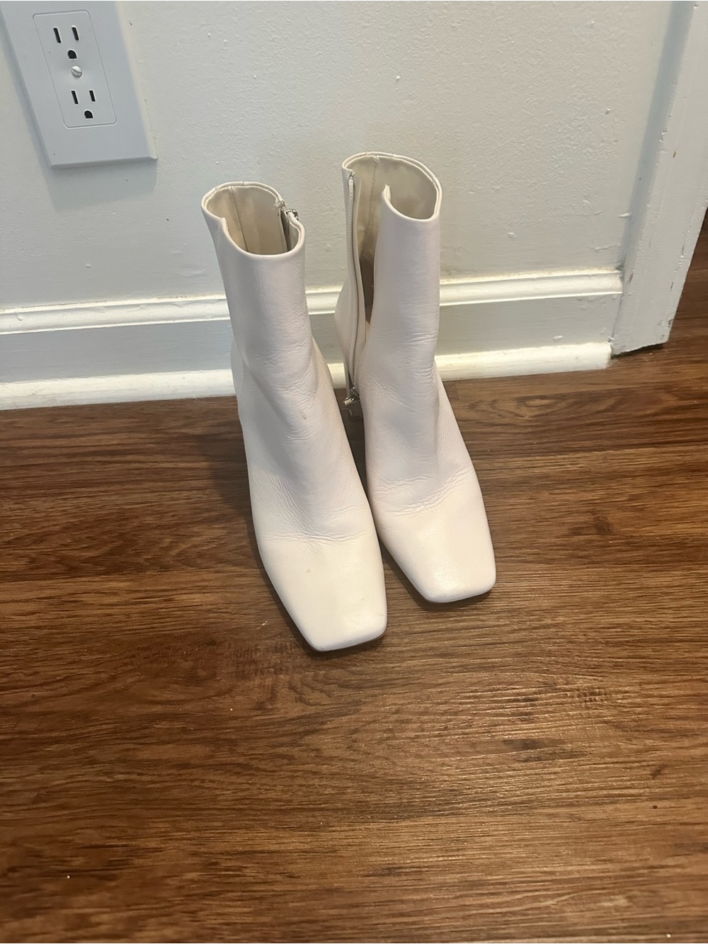 SCHUTZ White Square-Toe Ankle Booties